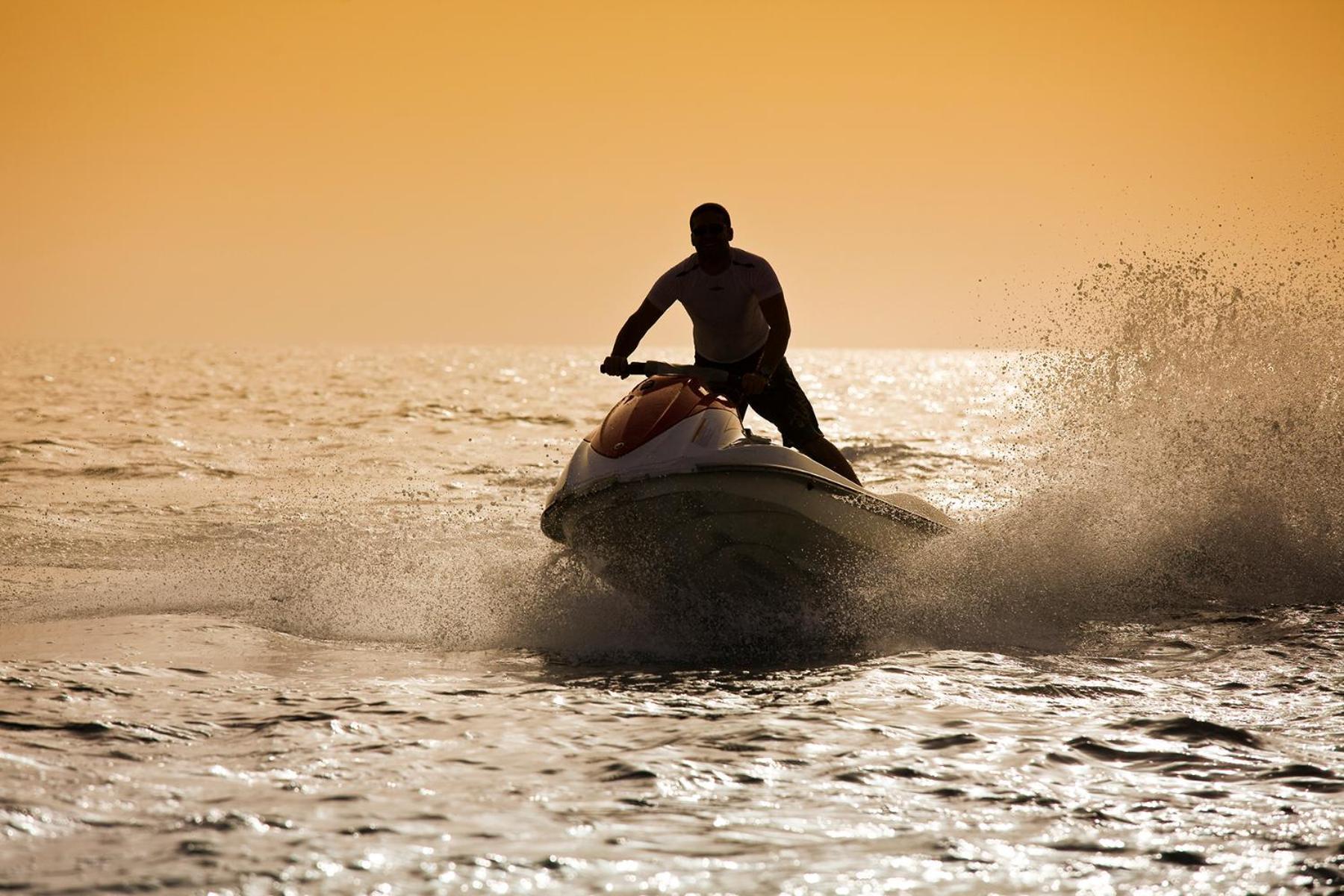 アジマン ホテル アジュマーン エクステリア 写真 Jet skiing
