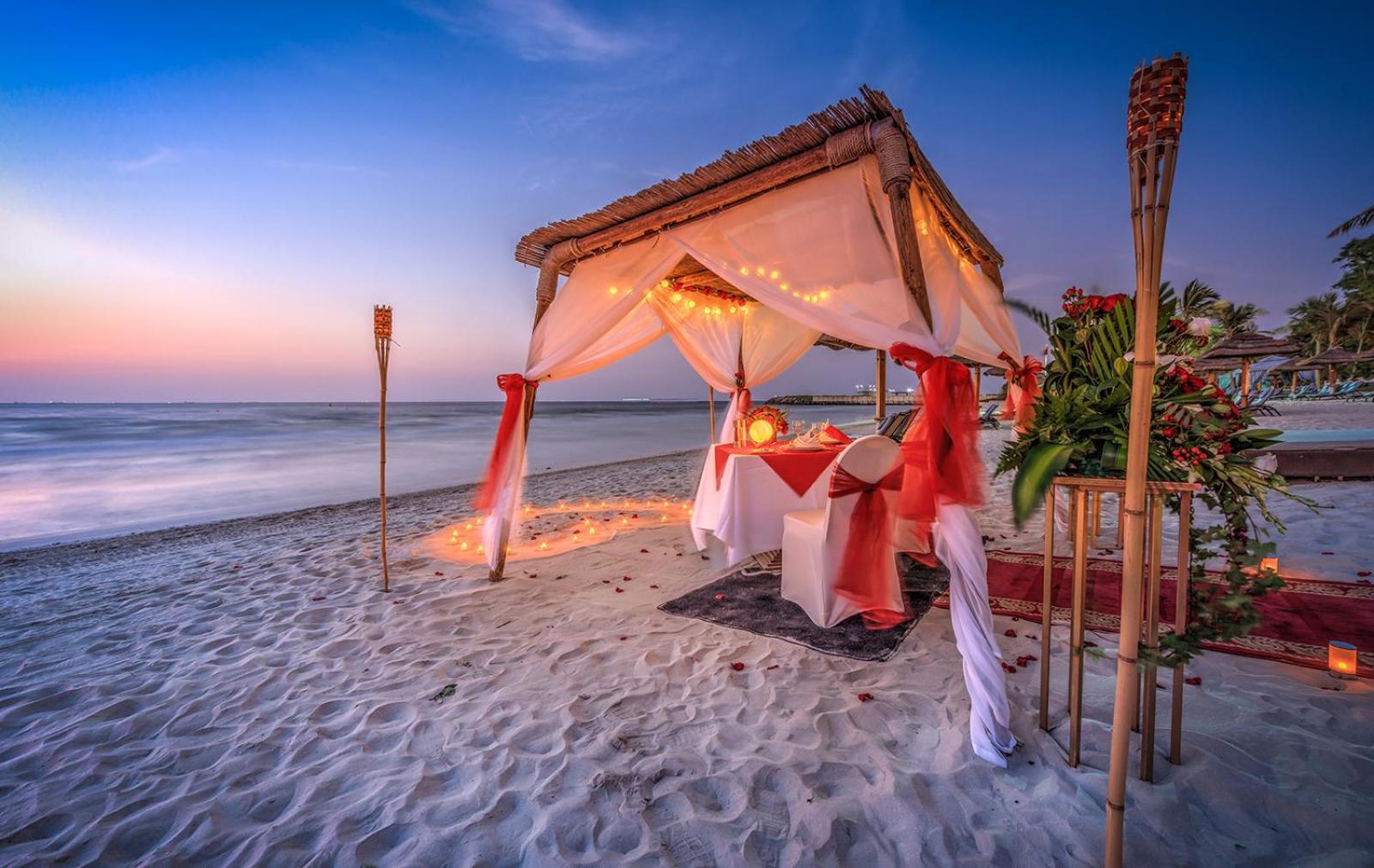 アジマン ホテル アジュマーン エクステリア 写真 A beachside dinner in Pattaya, Thailand