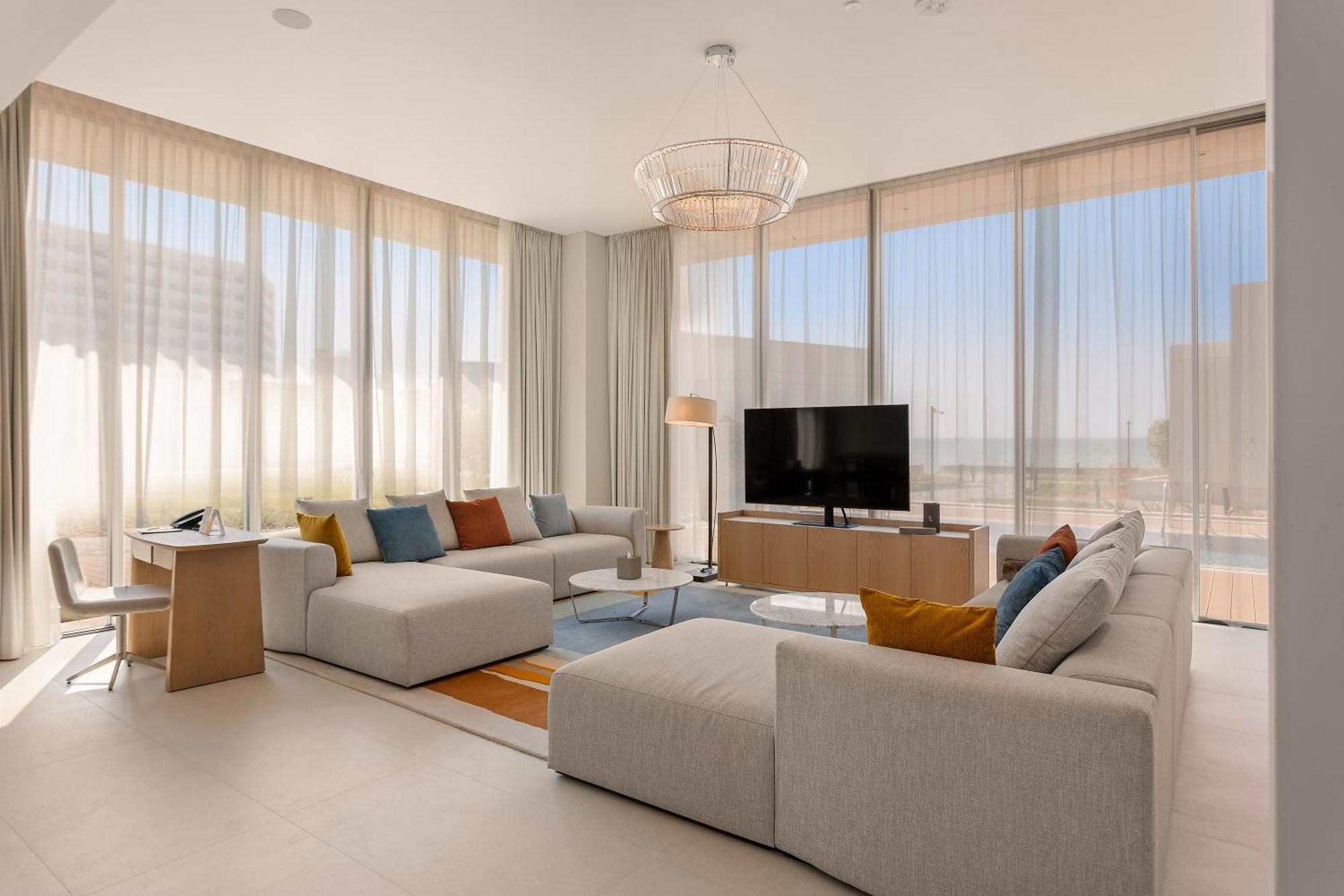 アジマン ホテル アジュマーン エクステリア 写真 The living room of a three-bedroom villa at The Edition