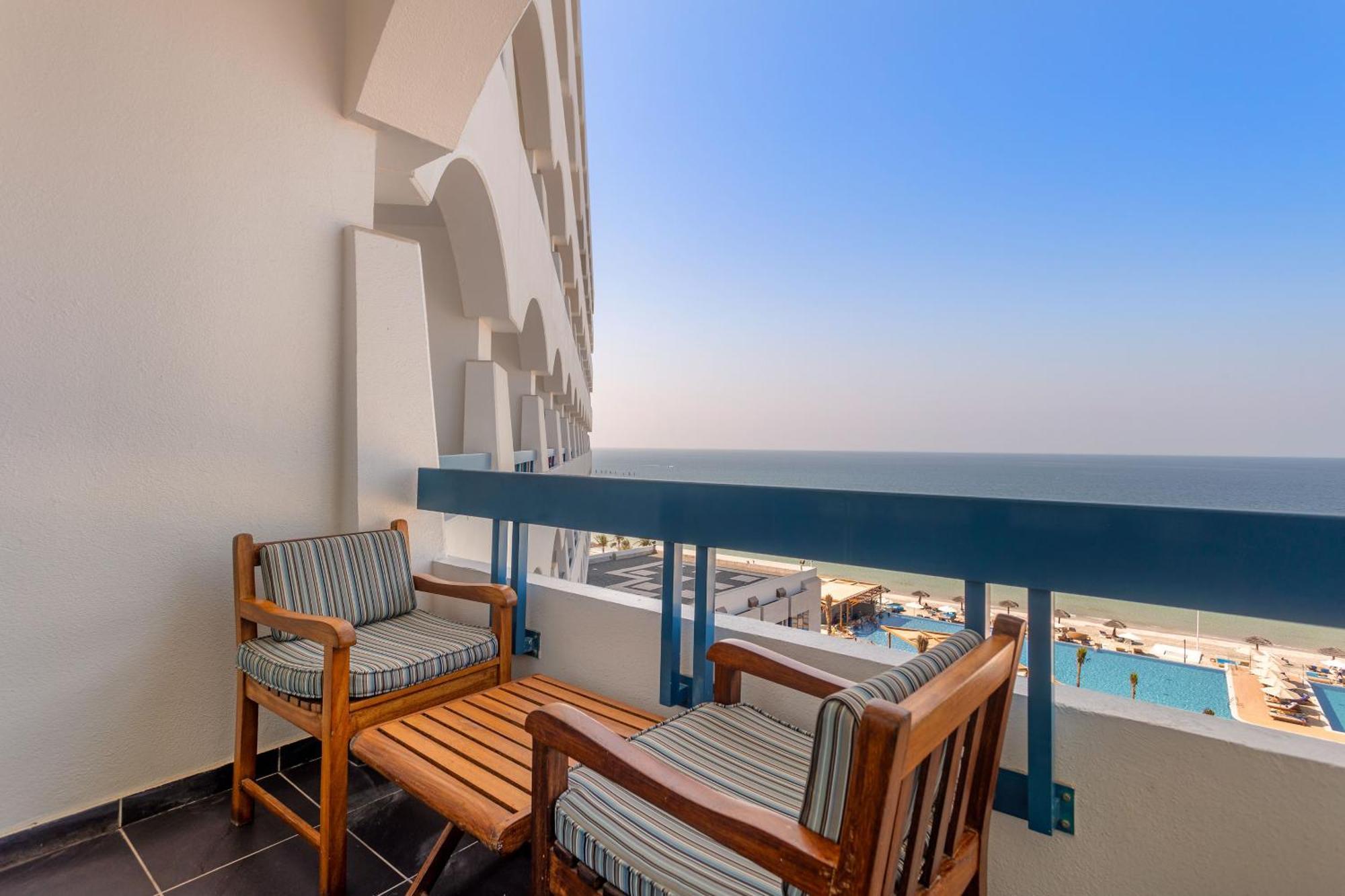アジマン ホテル アジュマーン エクステリア 写真 Balcony of a hotel room